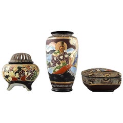 Satsuma-Dreiteiler:: Vase:: Deckeldose und Räuchergefäß:: Japan