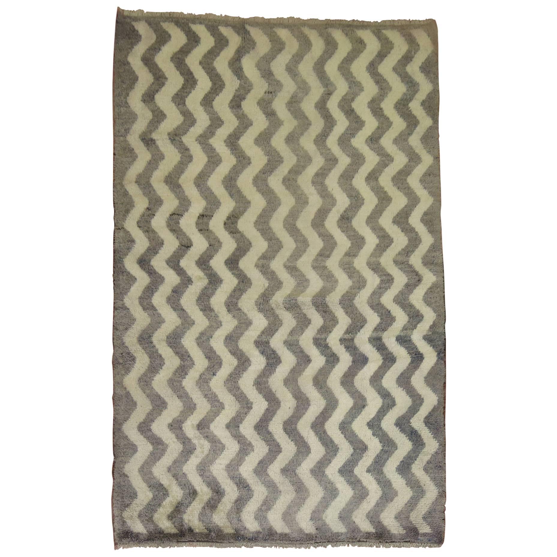 Tapis Tulu à poils longs gris et ivoire en vente