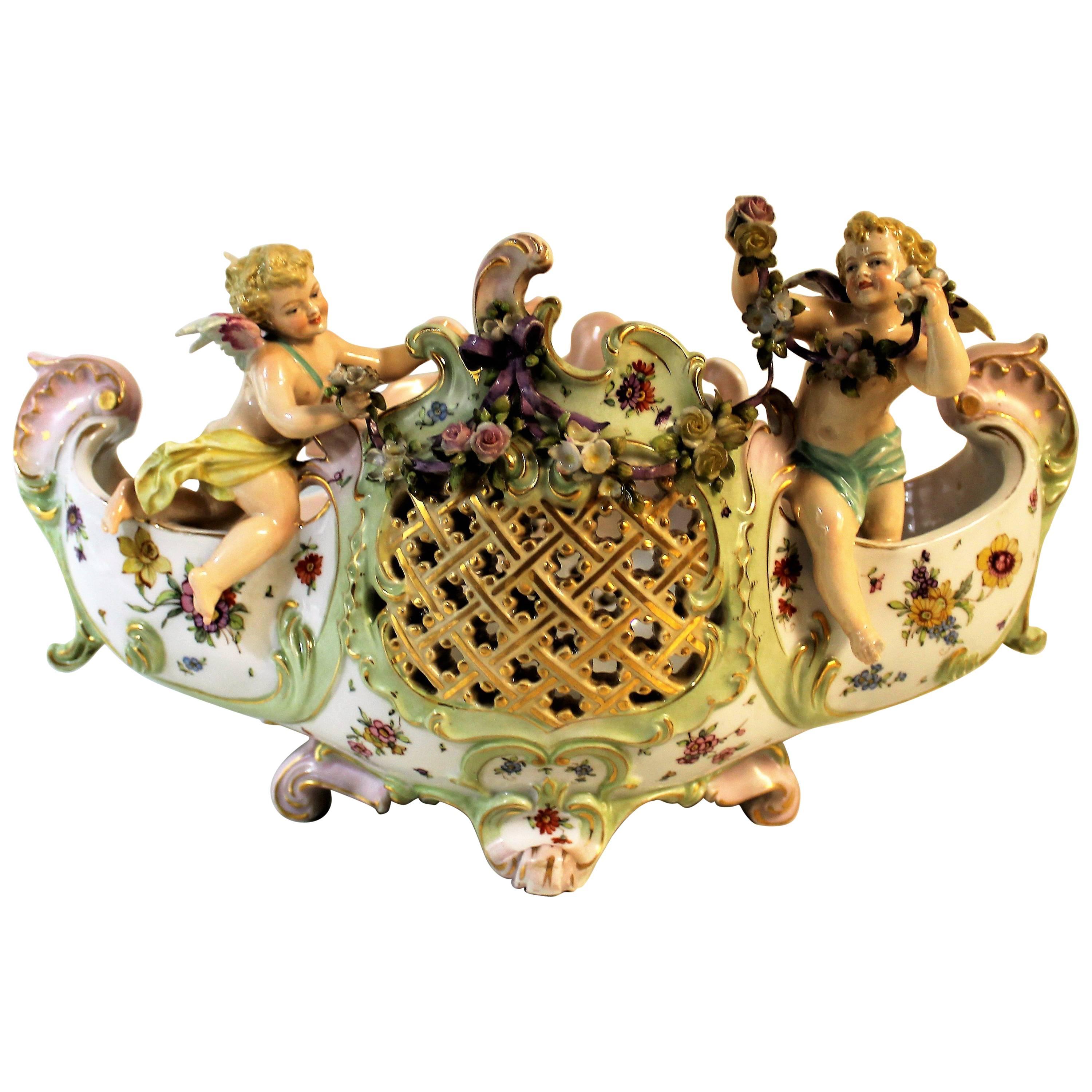 Jardinière ou coupe de centre de table en porcelaine figurative à chérubin « Corona » de E & A Muller