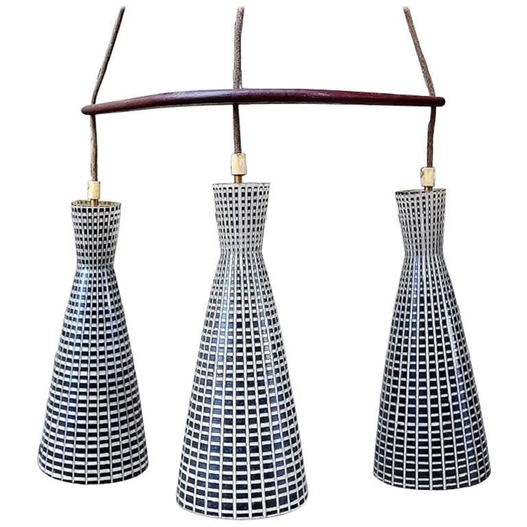 Stilnovo-Pendelleuchte im Stil von Stilnovo mit drei Diabolo-förmigen Muranoglasschirmen im Angebot