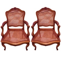 Paire de fauteuils français du 19ème siècle de style Louis V en bois fruitier