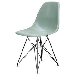 Eames Seafoam Fiberglass Chair auf schwarzem Eiffel-Fuß