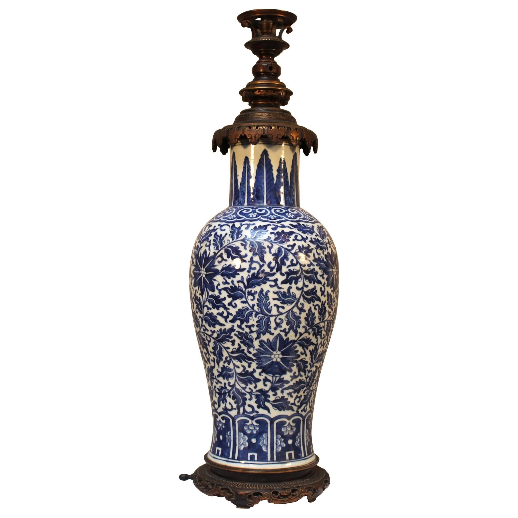 Grande base de lampe chinoise en porcelaine bleue et blanche avec montures en bronze français