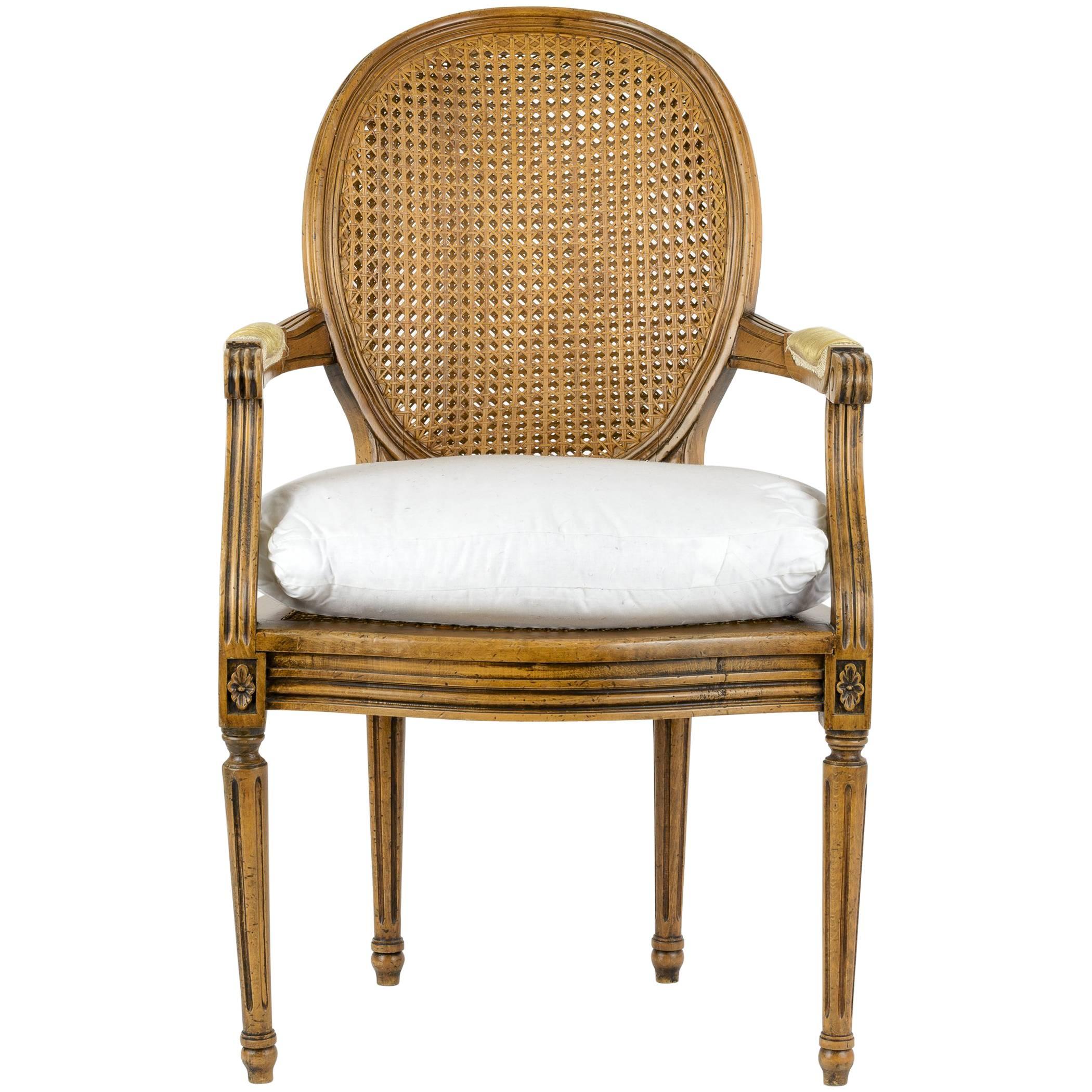 Sessel im Stil Louis XVI. mit Rohrrückenlehne und Sitz