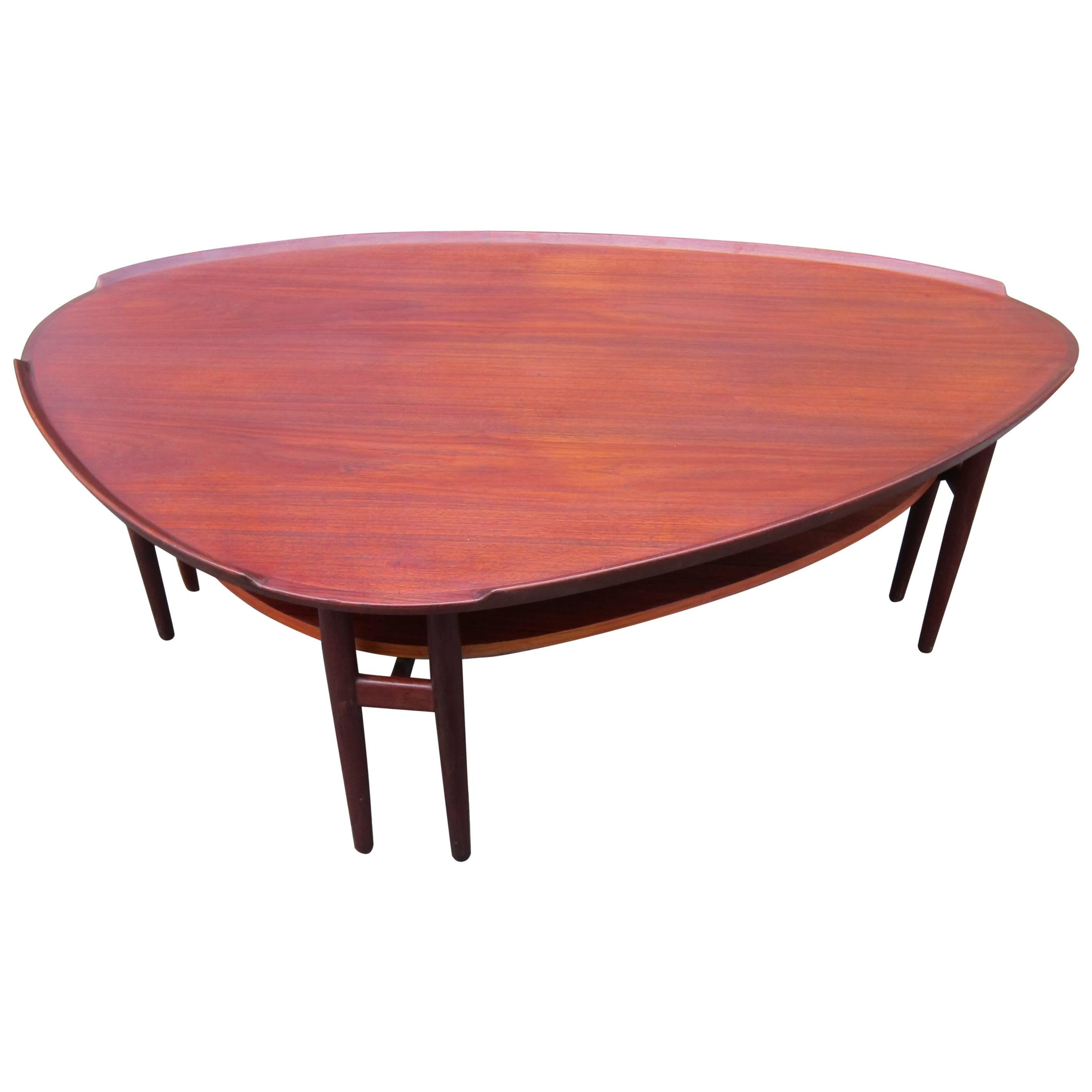 This outstanding kidney shaped table is designed by Arne Vodder in 1963 for Sibast Møbler in Denmark. The table comes with a teak shelf and a partly raised edge.

It is out of production and you rarely see it today.

It is professionally