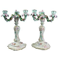 Paire de chandeliers anciens à trois bras en porcelaine de Meissen peints à la main:: vers 1870
