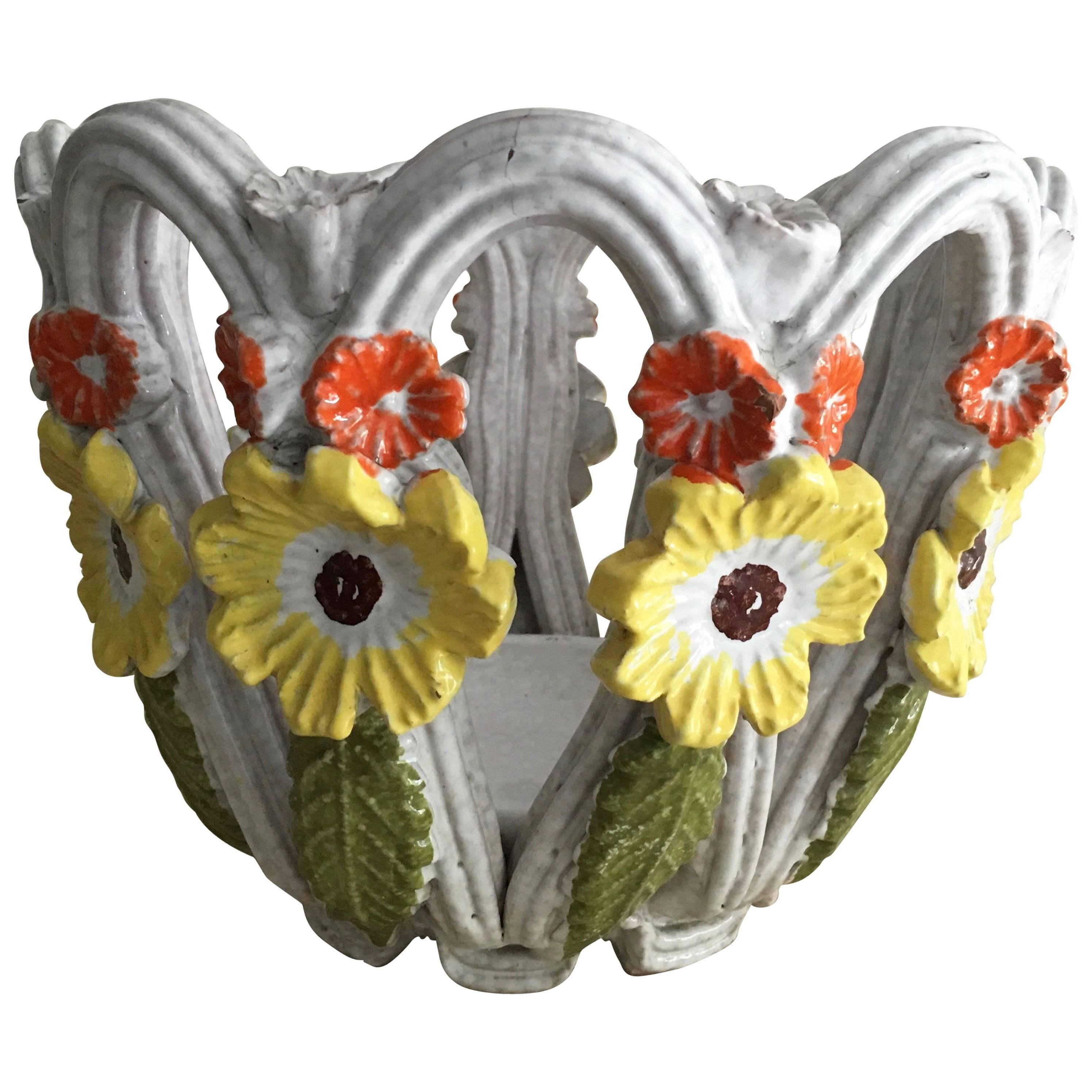 Majolika-Schale mit offenem Webgeflecht und Blumen