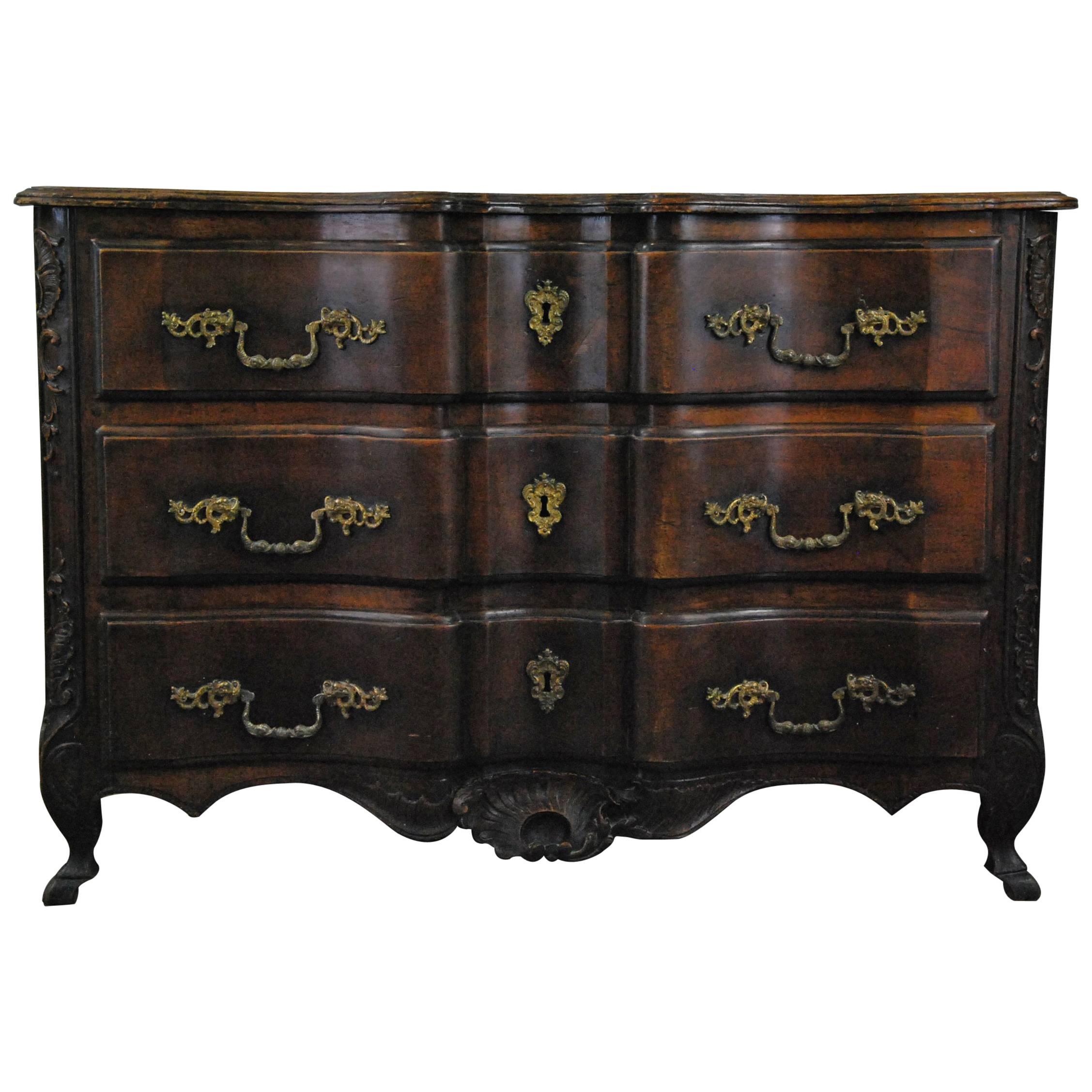 Commode française du XVIIIe siècle de style Régence en noyer sculpté