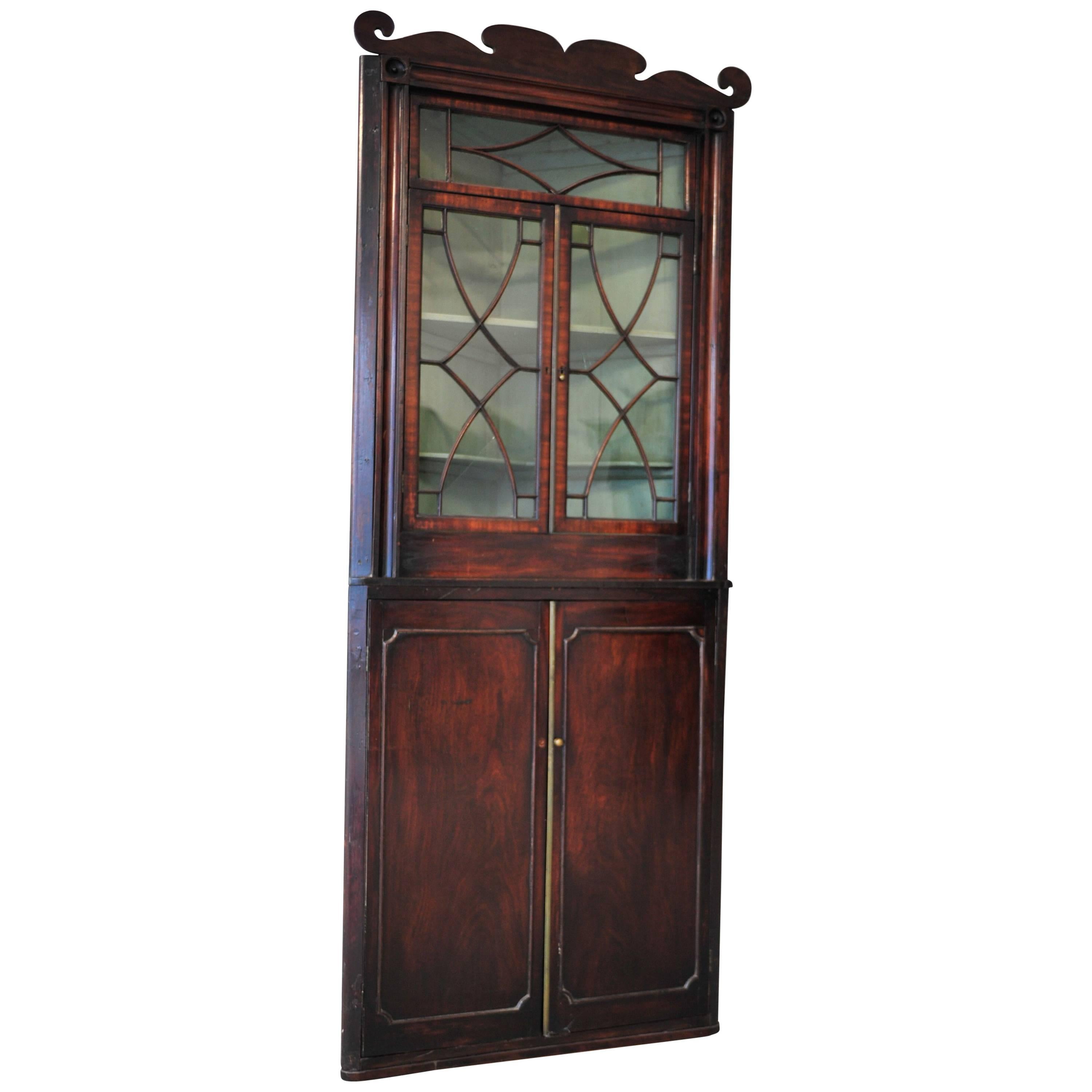 18th Century Corner Cupboard in Mahogany For Sale