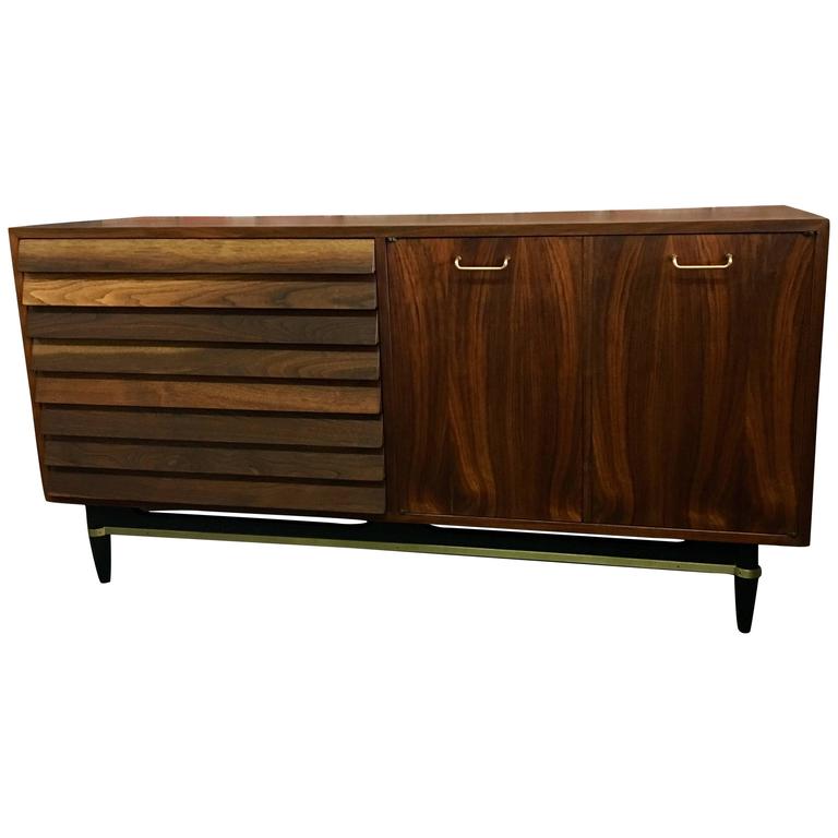 1950s American Walnut Credenza by American of Martinsville at 1stdibs 1950s American Walnut Credenza by American of Martinsville at 1stdibs - 1950s American Walnut Credenza by American of Martinsville 1