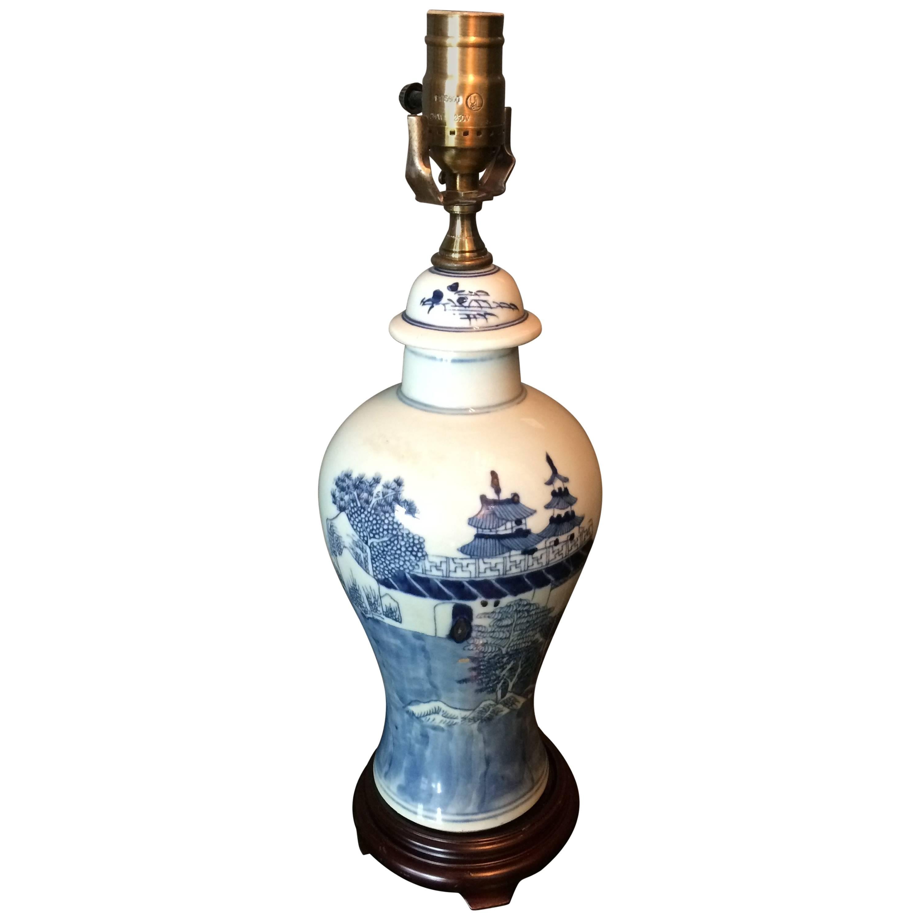 Magnifique balustre simple d'exportation chinoise bleu et blanc monté en lampe en vente