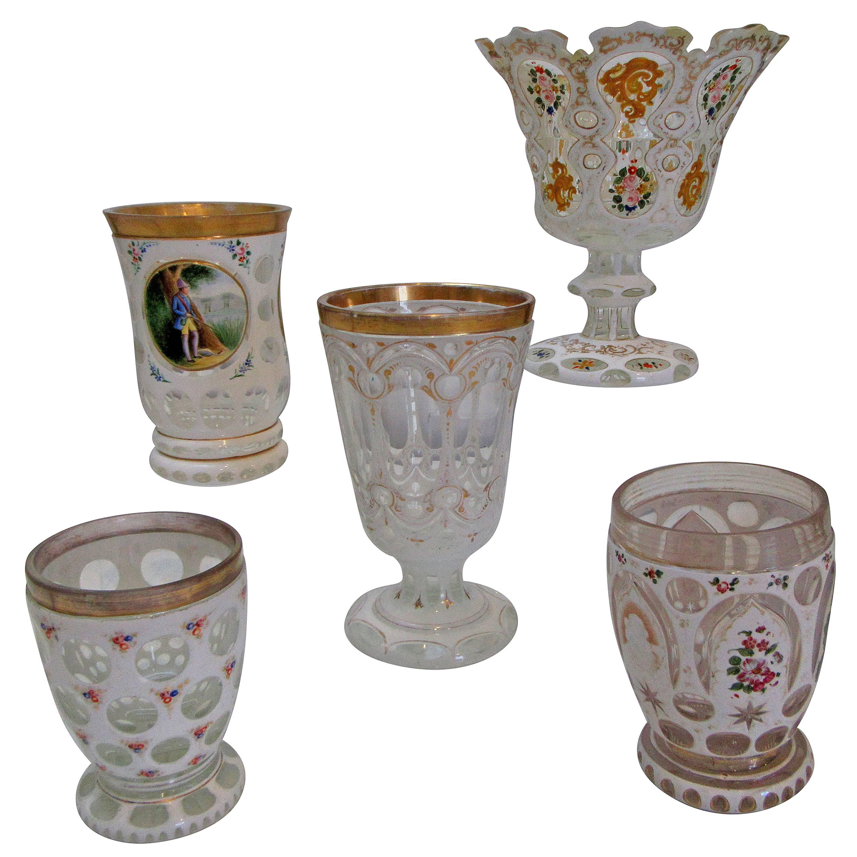 Collezione di bicchieri bianchi tagliati in stile boemo