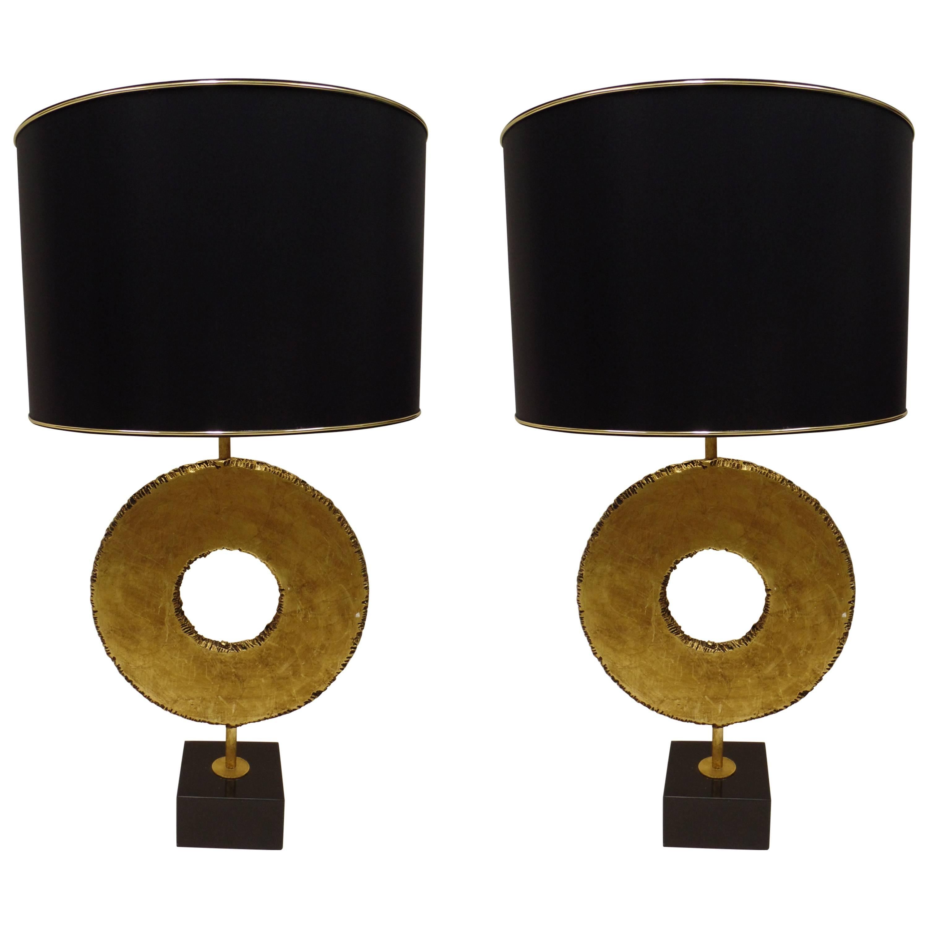 Pair of Italian Mid-Century Modern table lamps in the Brutalist spirit by Florentine sculptor and designer, Giovanni Banci. 

The pieces are in hand-hammered and forged iron with gilt bronze. Sharp hammer marks are left around the Minimalist ring