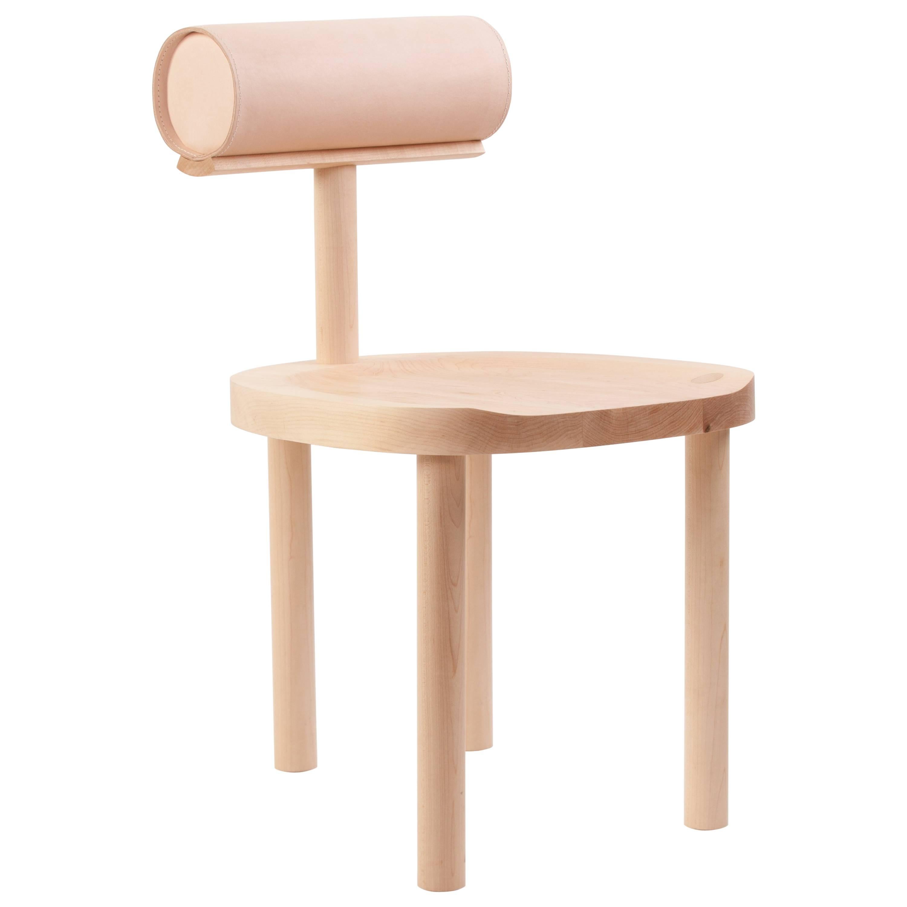 Chaise de salle à manger UNA en érable naturel avec dossier en cuir par Estudio Persona en vente