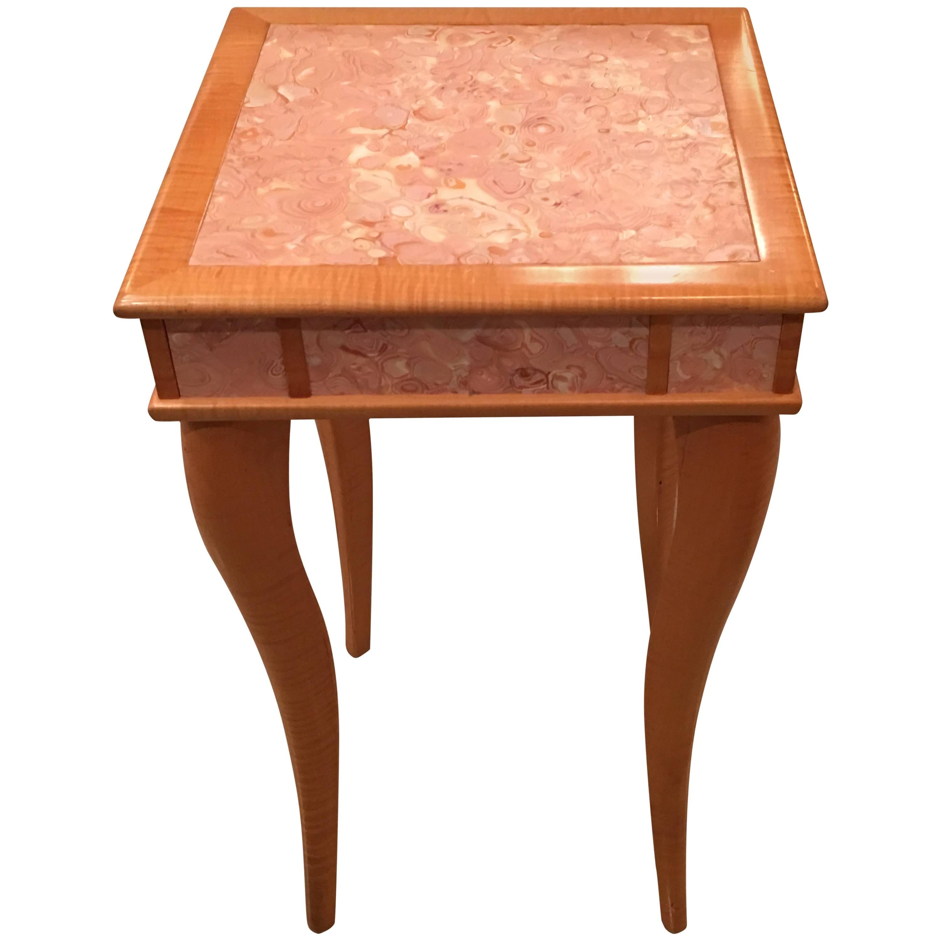 Table d'appoint vintage en bois d'érable piqué et pierre d'agate rose avec motif oiseau, vintage