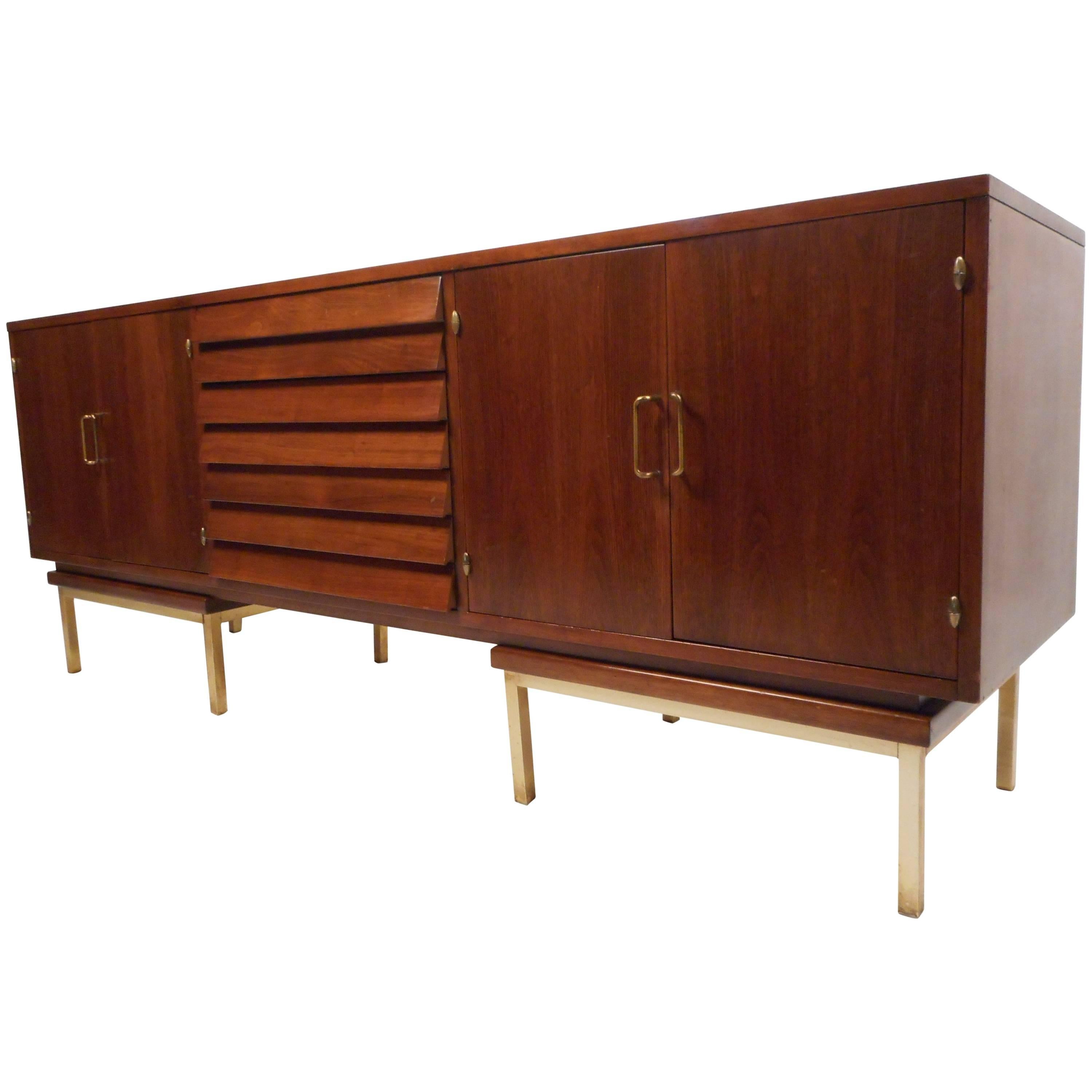 Credenza de nogal de American of Martinsville con frente de lamas en venta