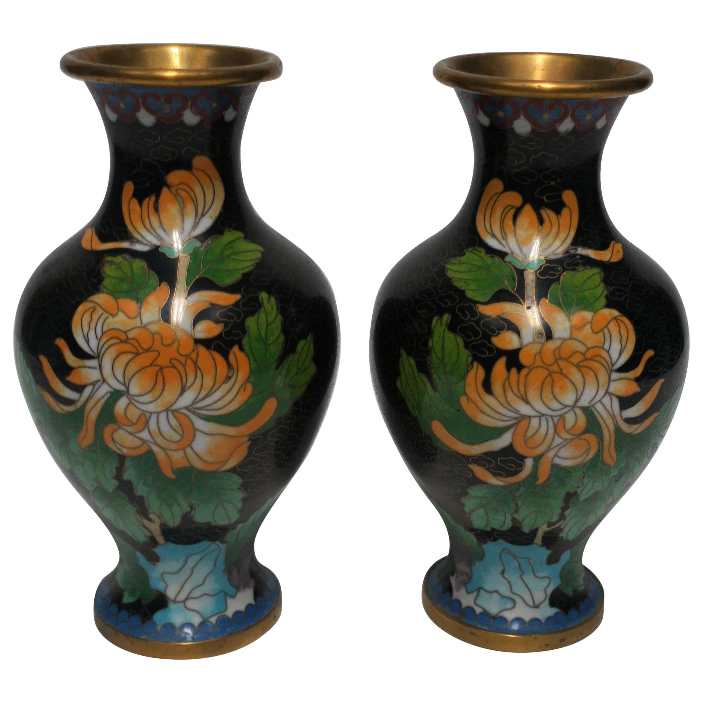 Jarrones de latón esmaltado Flores y mariposas Cloisonné́, Pareja en venta 9