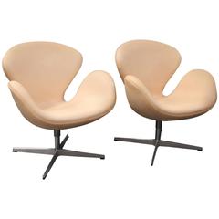 Pair of Swan Chairs, Model 3320, by Arne Jacobsen and Fritz Hansen, 2013 6