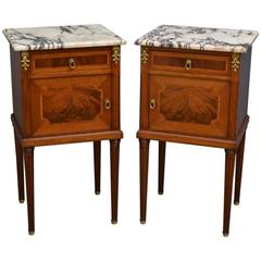 Fine Quality Pair of Bedside Cabinets in Mahogany