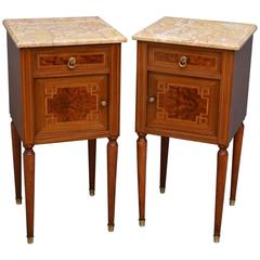 Fine Quality Pair of Bedside Cabinets in Mahogany