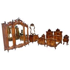 Antique Italian Bombè Bedroom in Carved Walnut, 19th Century 8