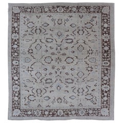 Tappeto Oushak vintage turco di forma quadrata con toni marrone e crema