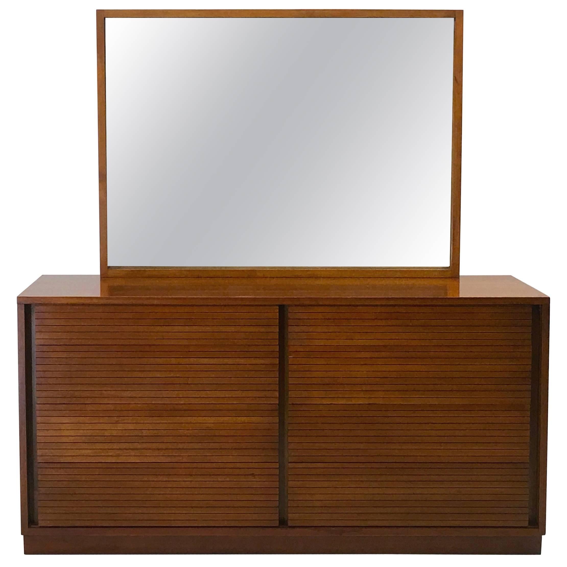 Very Fine Dovetailed Double Dresser and Mirror from Heritage Henredon