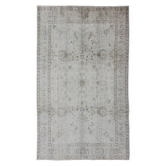 Tapis turc Oushak neutre et vintage avec motif floral et médaillons