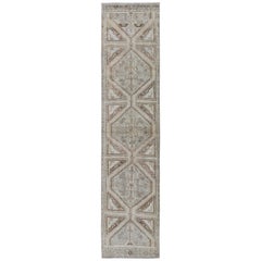 Tapis de couloir turc vintage Oushak orné de médaillons en forme de croix