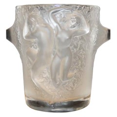 Seau à glace ou à champagne en verre moulé et dépoli de Marc Lalique