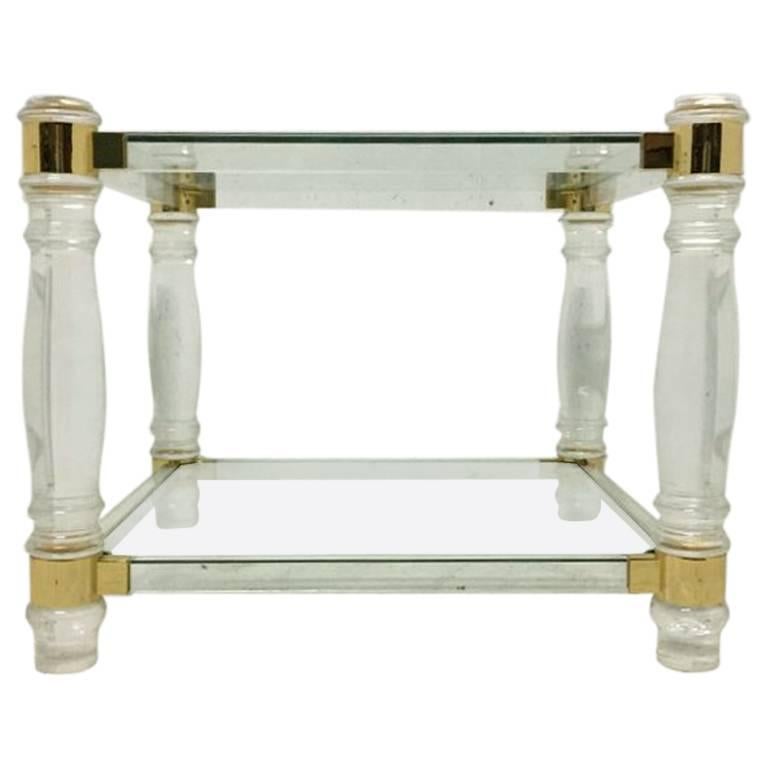 Table d'appoint carrée en Lucite et laiton à deux niveaux sur des pieds curvilignes en vente