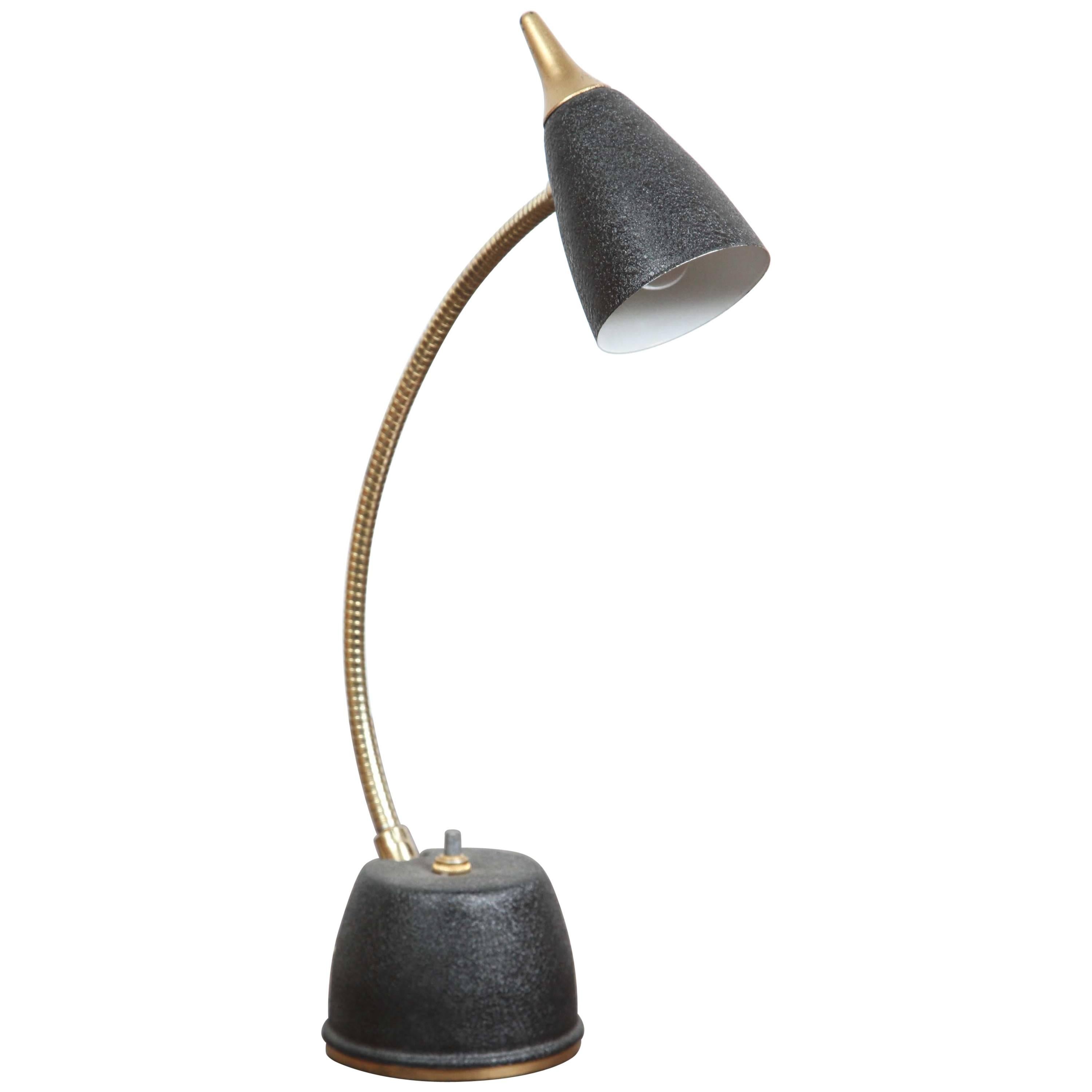 Petite lampe de bureau à col de cygne des années 1950 en vente