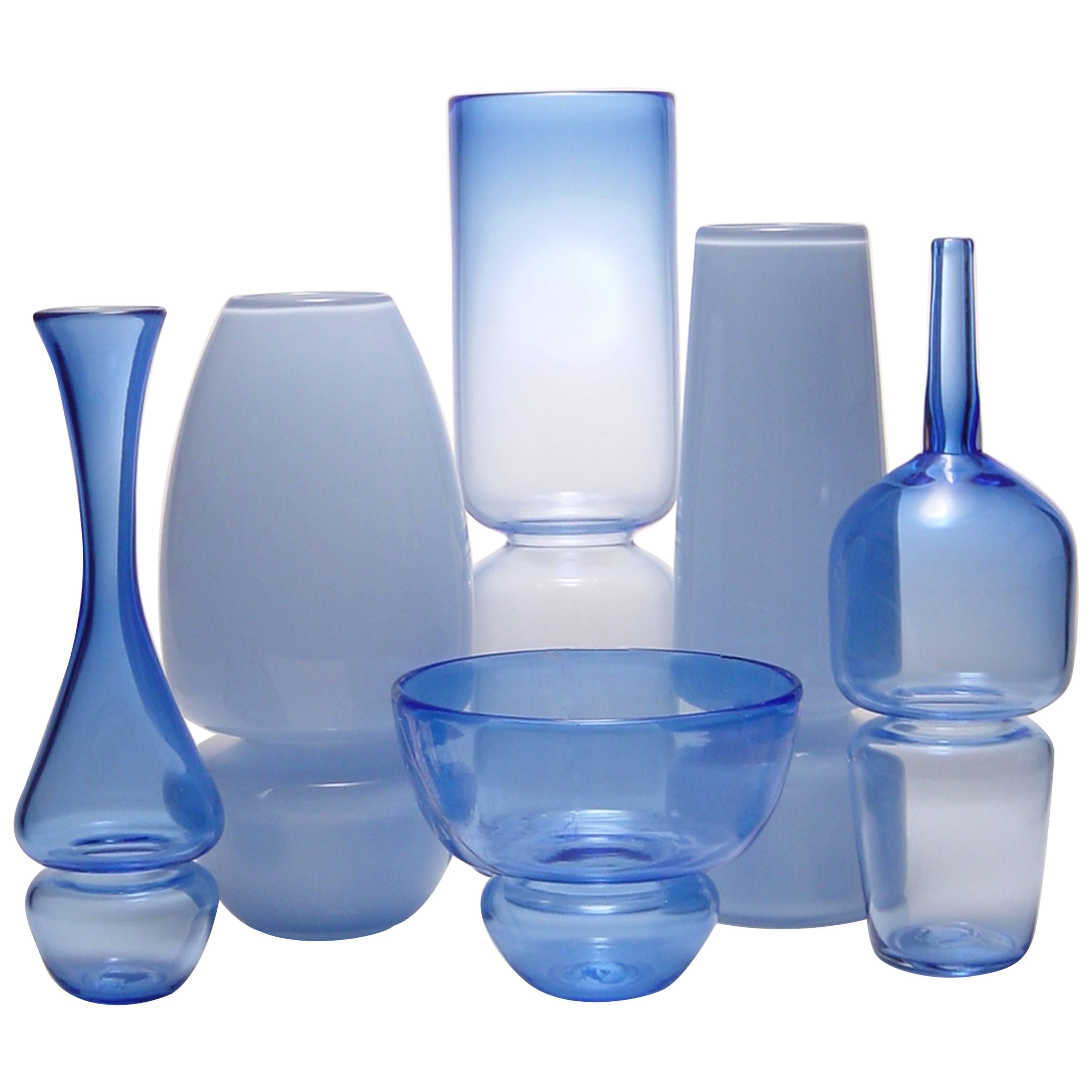 Set aus sechs handgefertigten Vasen im modernen Glasdesign der Blue Groove-Serie im Angebot