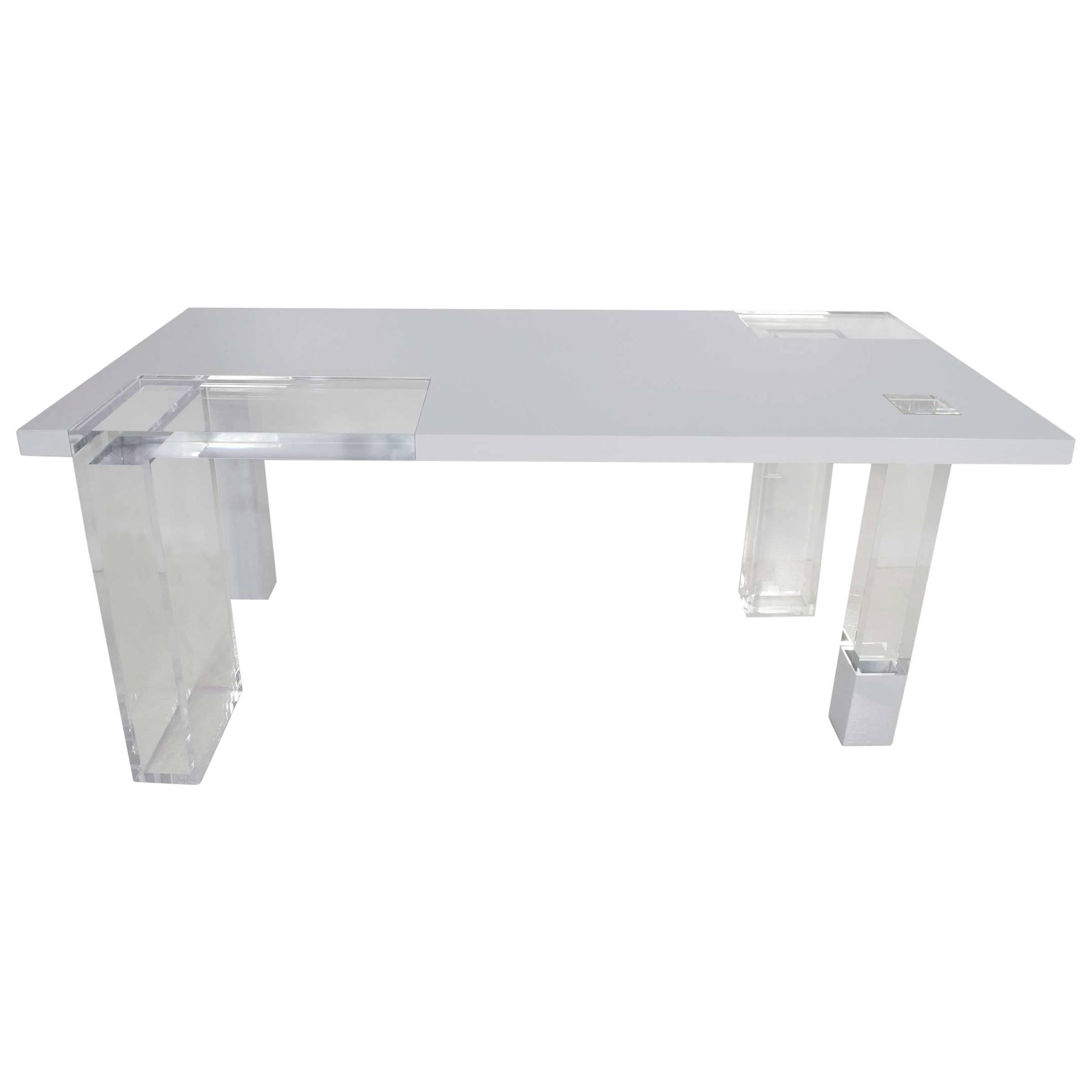 Bureau ou table unique en lucite et laque blanche signé en vente