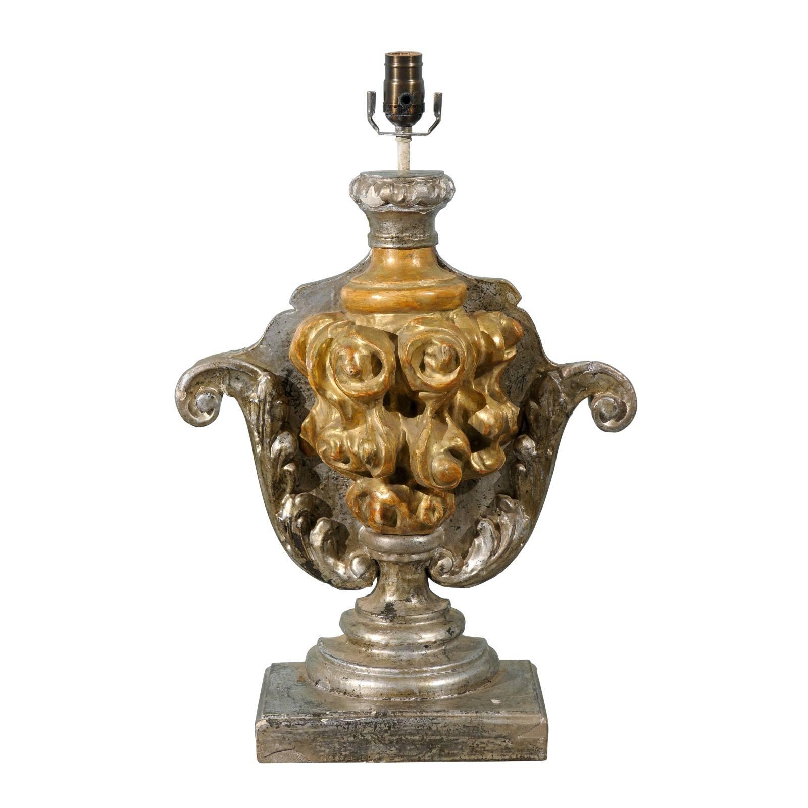 Einzelne italienische Tischlampe aus Silber aus dem 19. Jahrhundert  und Gold im Angebot