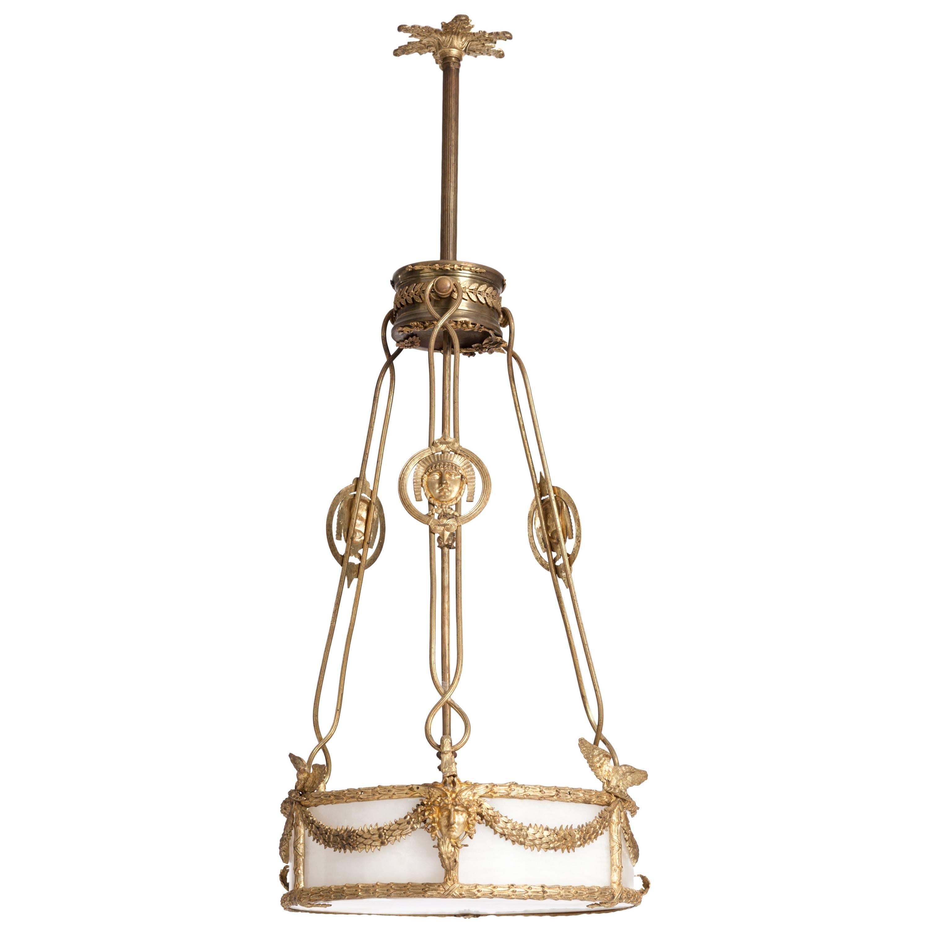 Impressionnant lustre Empire français des années 1830, bronze doré au feu et albâtre en vente