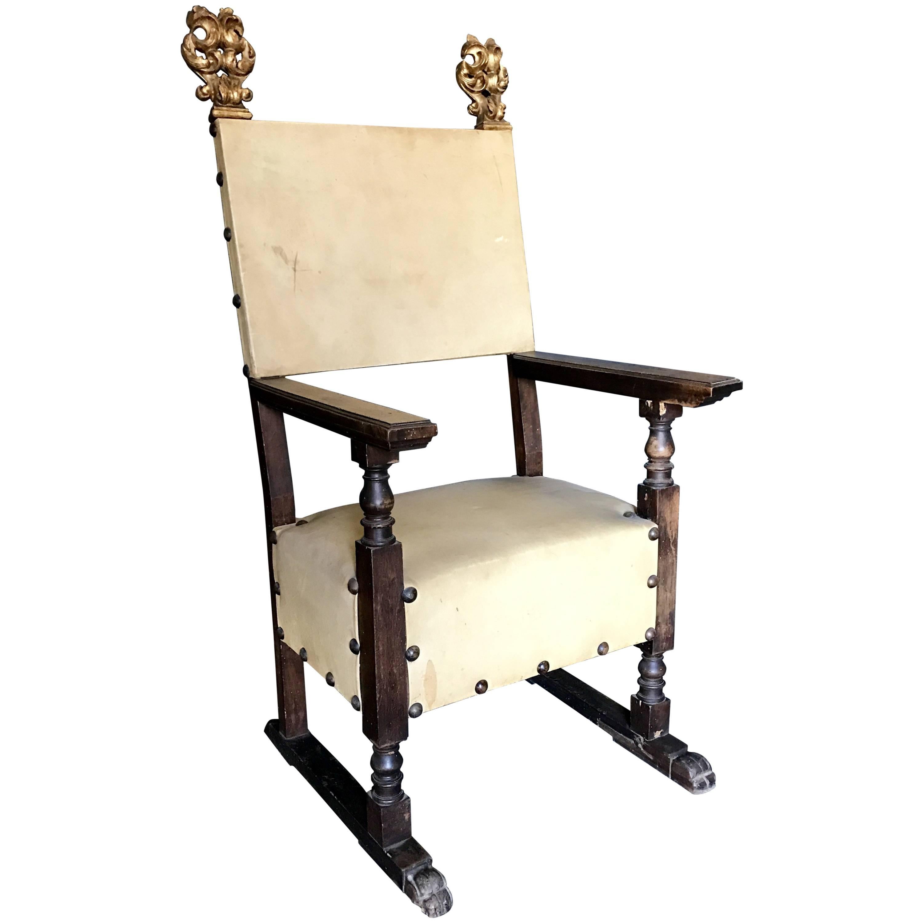 Italienischer geschnitzter Sessel aus Nussbaumholz, 19. Jahrhundert  im Angebot