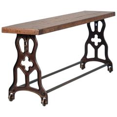 Table console industrielle de fabrication américaine avec plateau en chêne récupéré et pieds en fonte