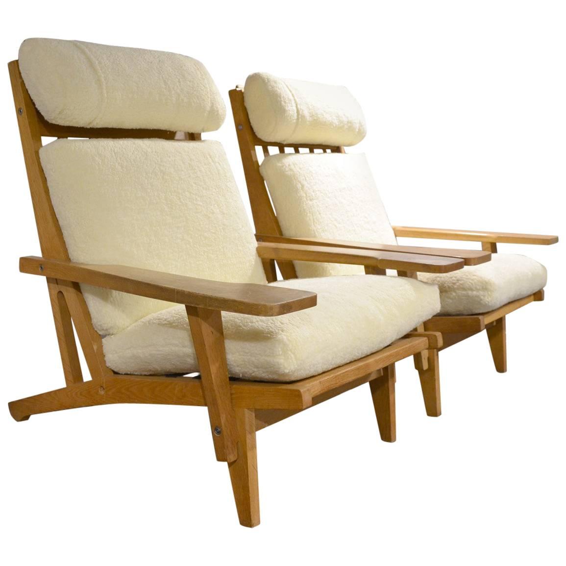 Beautiful Pair of Danish Modern Lounge Chairs Hans Wegner for GETAMA