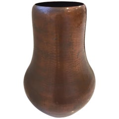 Grand vase en cuivre martelé d'Eugen Zint