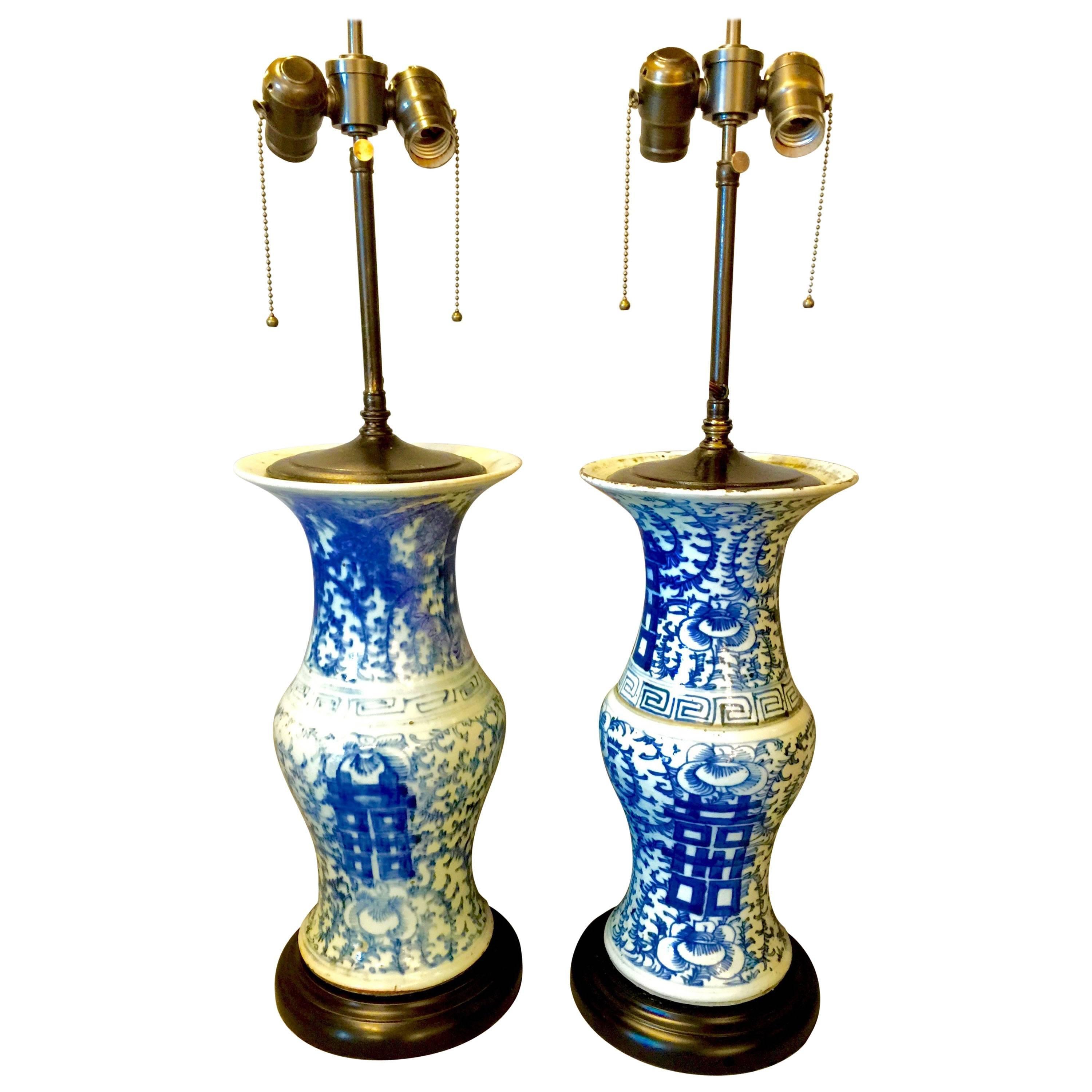 Paire de lampes chinoiseries Ching bleues et blanches de la fin du XIXe siècle