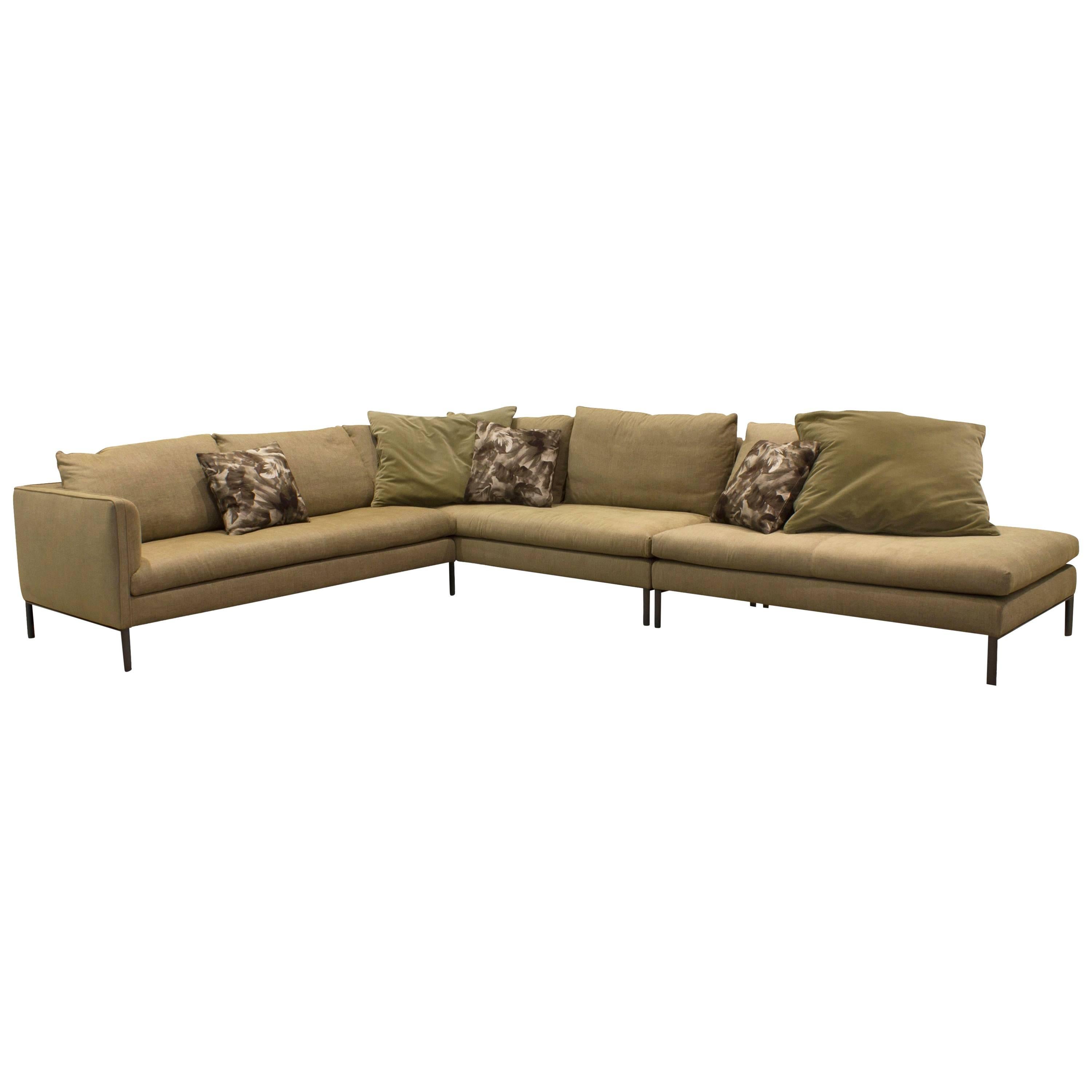 Paul is a set of elegantly proportioned sofas with reassuring lines, elements that emphasize Vincent Van Duysen’s expressive rationality. Paul features generous dimensions, distinctive double seams and great comfort, elements that look good, even in