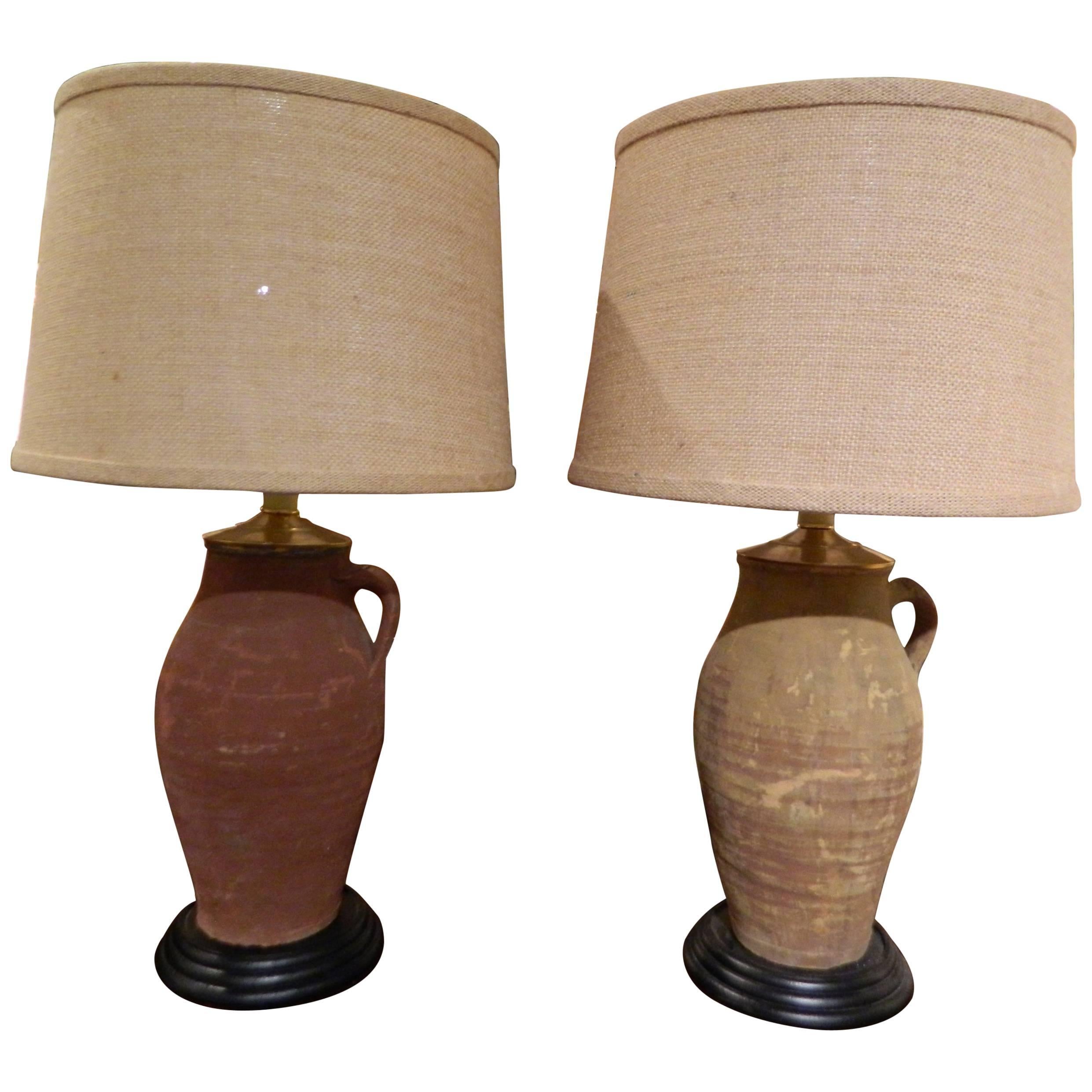Paar italienische Terrakotta-Ölgefäße, umfunktioniert als Lampen, 19. Jahrhundert
