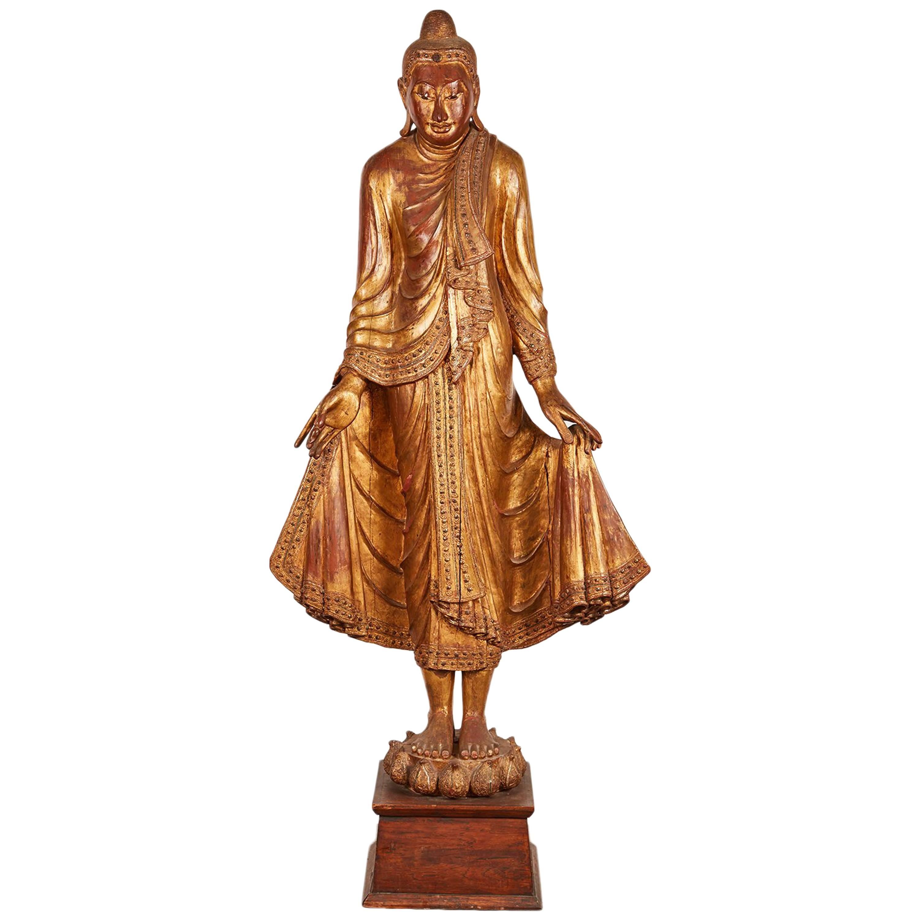 Großer vergoldeter thailändischer stehender Buddha im Angebot