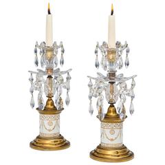 Seltenes Paar weißer George-III-Kerzenständer mit Porzellansockel