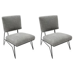 Paire de chaises en métal noir de style des années 1960 en alpaga grise par Adesso Imports