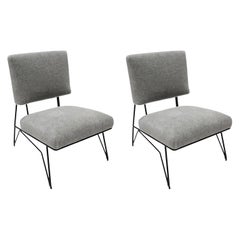Coppia di sedie personalizzate in metallo nero stile anni '60 in alpaca grigia di Adesso Imports