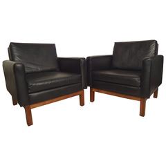 Pair of Mid-Century Club Chairs 2