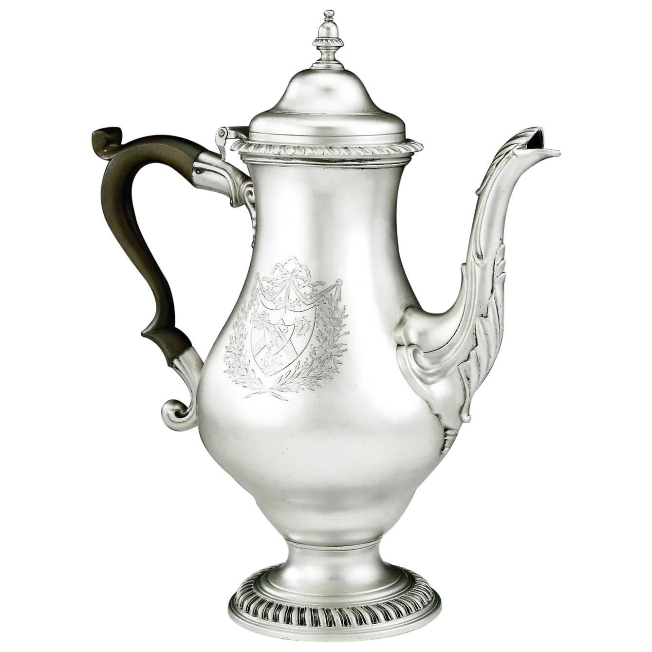 Pot à café George III extrêmement raffiné fabriqué à Londres en 1772 par John Deacon