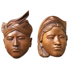 Paire de masques muraux d'art balinais en bois sculptés à la main:: datant du milieu du 20e siècle Masques de mariée